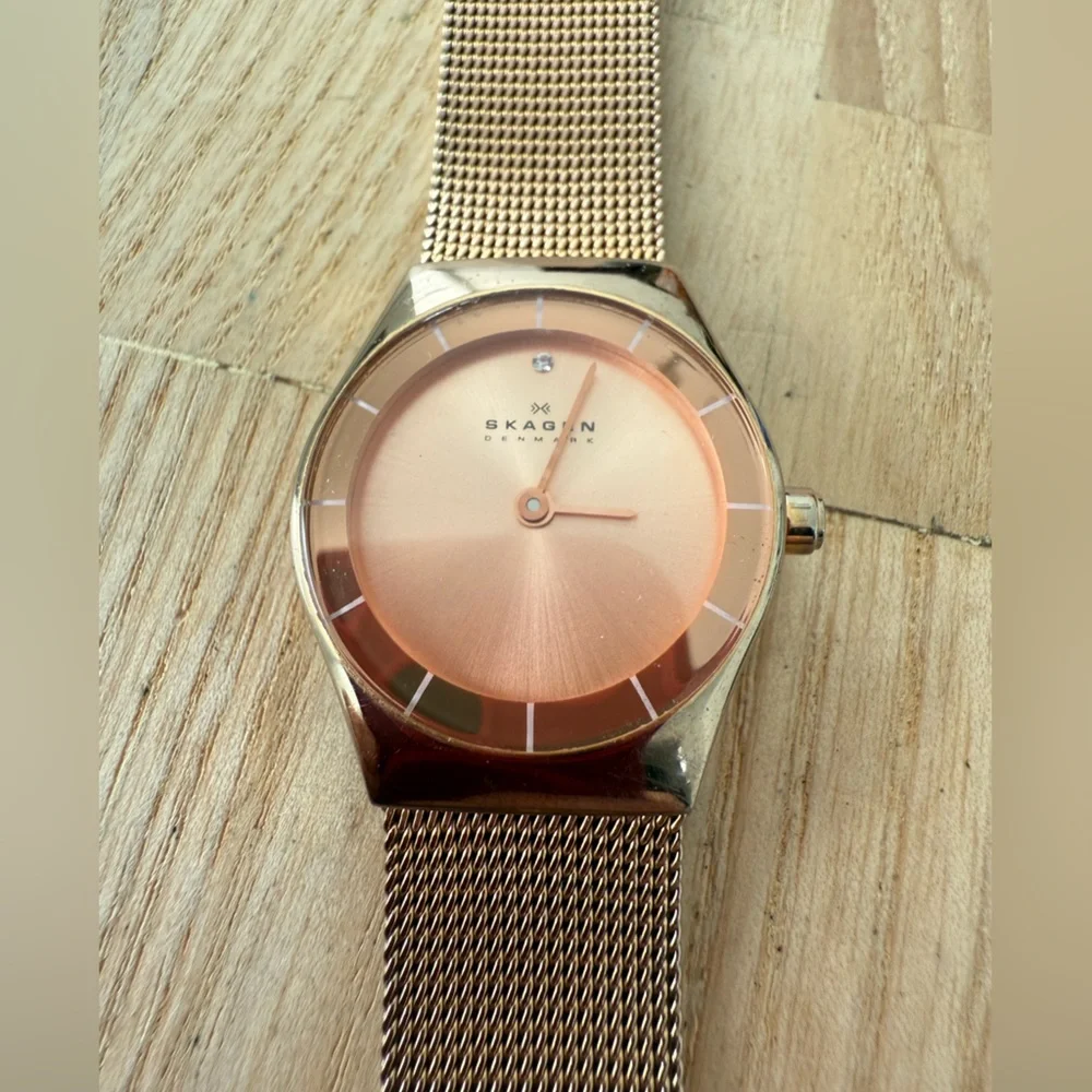 Skagen ladies rose gold tone dainty dress watch NEW BATTERY